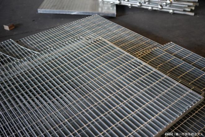 必一运动科技：钢格板采购选河北星贝金属丝网停车厂重型镀锌钢格板专业供应(图2)