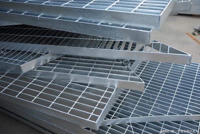 必一运动科技：钢格板采购选河北星贝金属丝网停车厂重型镀锌钢格板专业供应(图3)