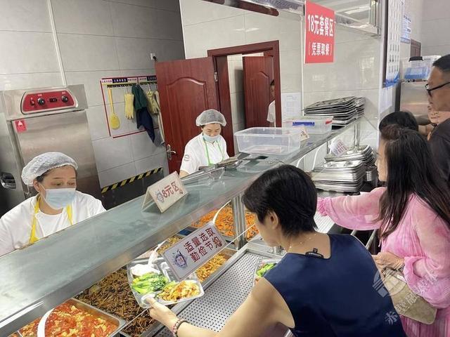 双节暖民心！赤壁政府食堂假期开放18元套餐管饱还藏“赤壁味道”(图2)